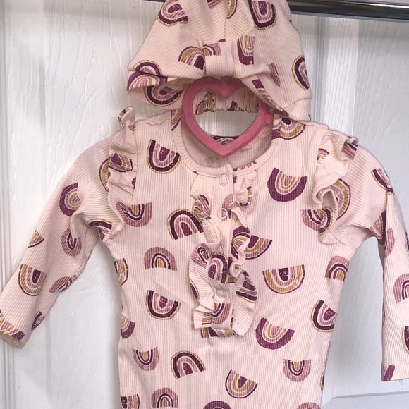 Rainbow sleeper with matching hat - Picture 1 of 2